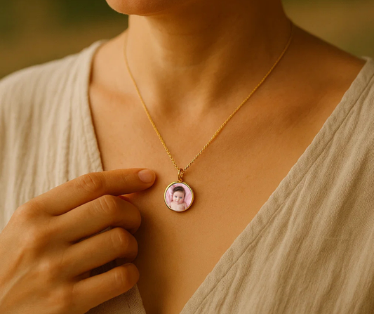 Collier Photo Doré – Lumière & Émotion