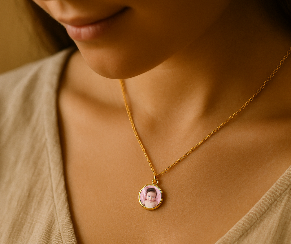 Collier Photo Doré – Lumière & Émotion