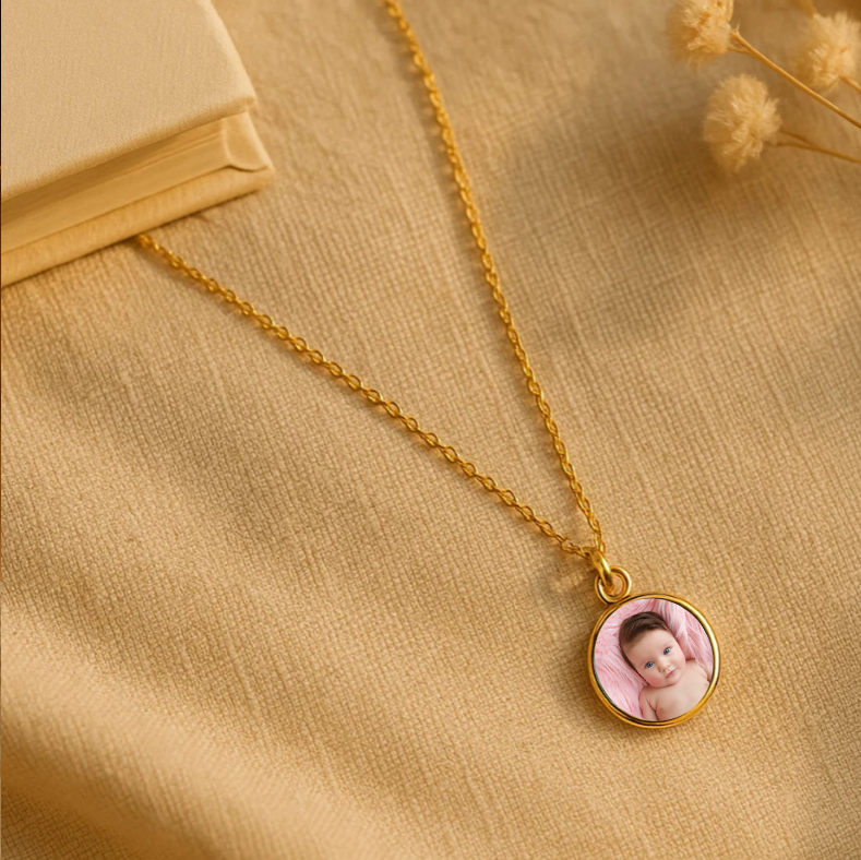 Collier Photo Doré – Lumière & Émotion