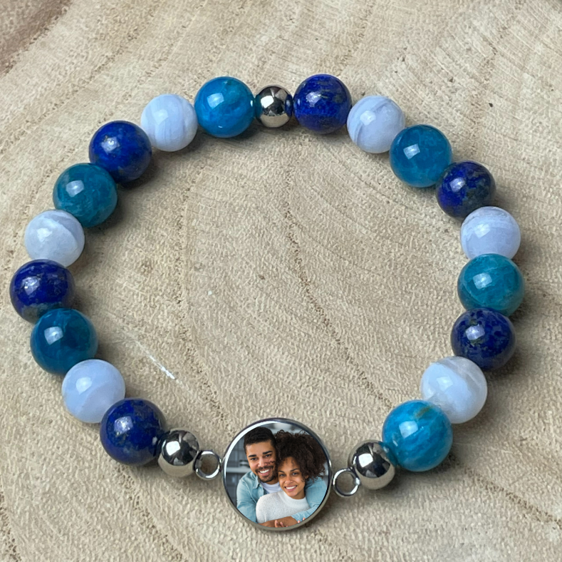 Bracelet personnalisé en Calcédoine, Apatite & Lapis-Lazuli – Médaillon photo 12 mm | Harmonie Bleue