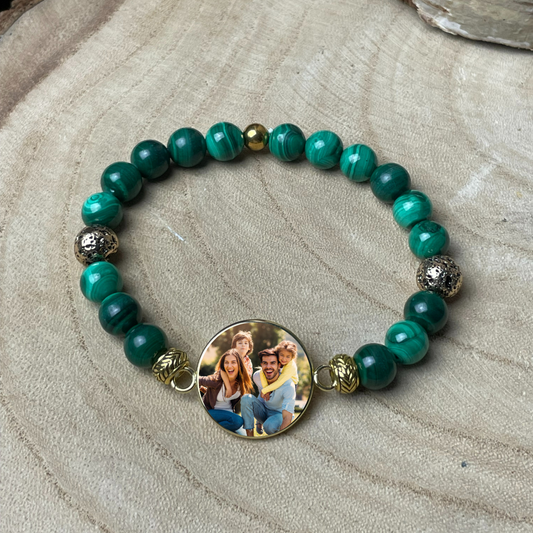 Bracelet personnalisé en Malachite naturelle – Médaillon photo 20 mm | Guérison Sacrée