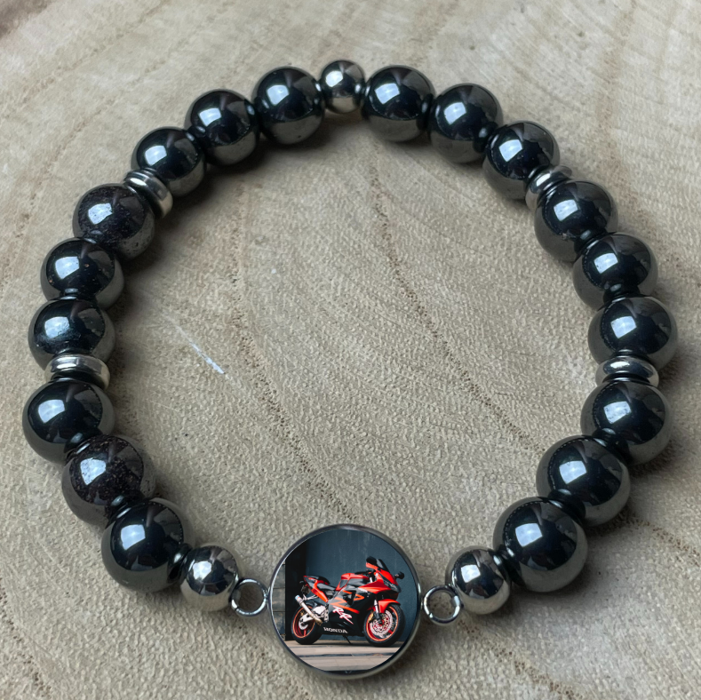 Bracelet personnalisé en Hématite naturelle – Médaillon photo 12 mm | Terre d’Acier 2