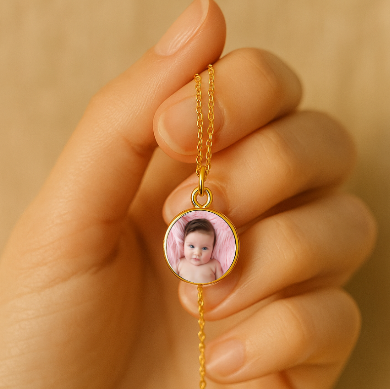 Collier Photo Doré – Lumière & Émotion